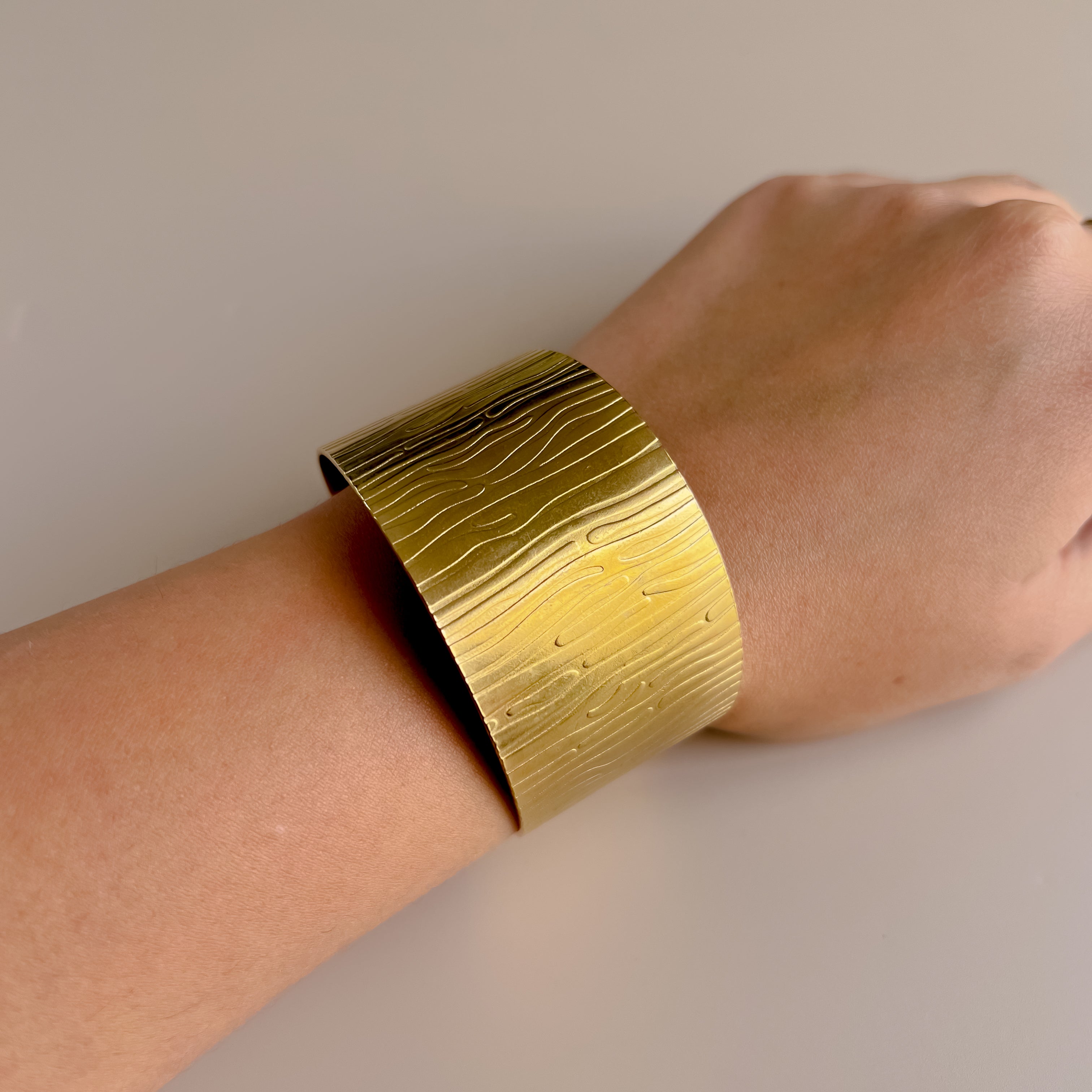 Pulsera Textura Madera Dorada