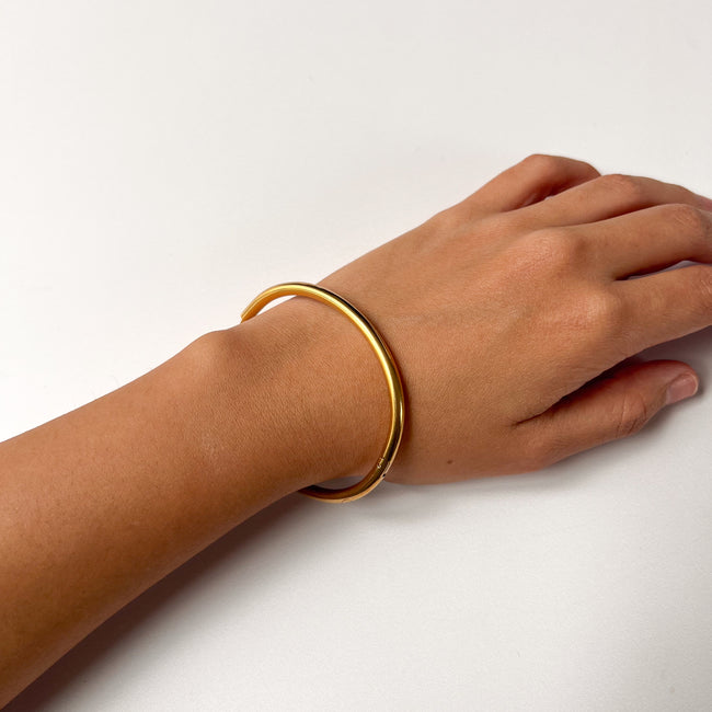 Pulsera Rígida Ovalada Con Bisagra