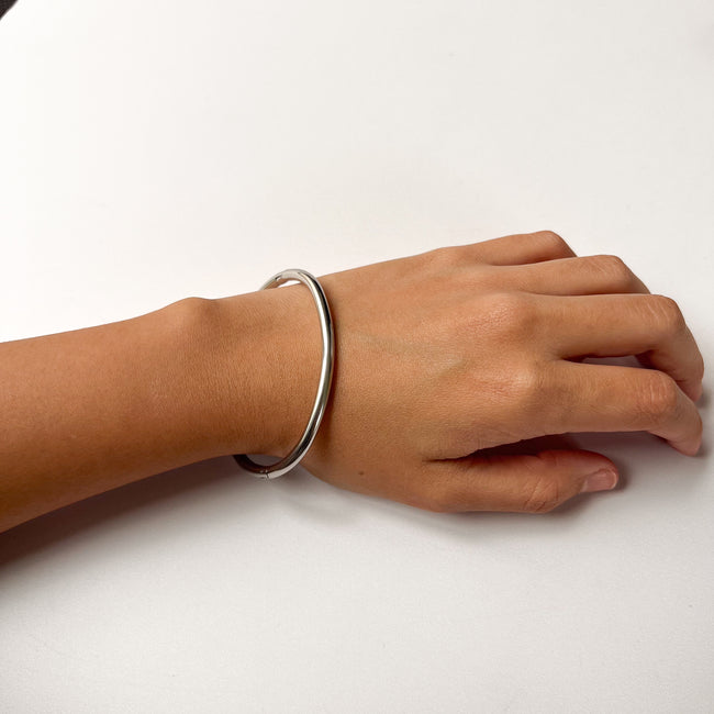 Pulsera Rígida Ovalada Con Bisagra