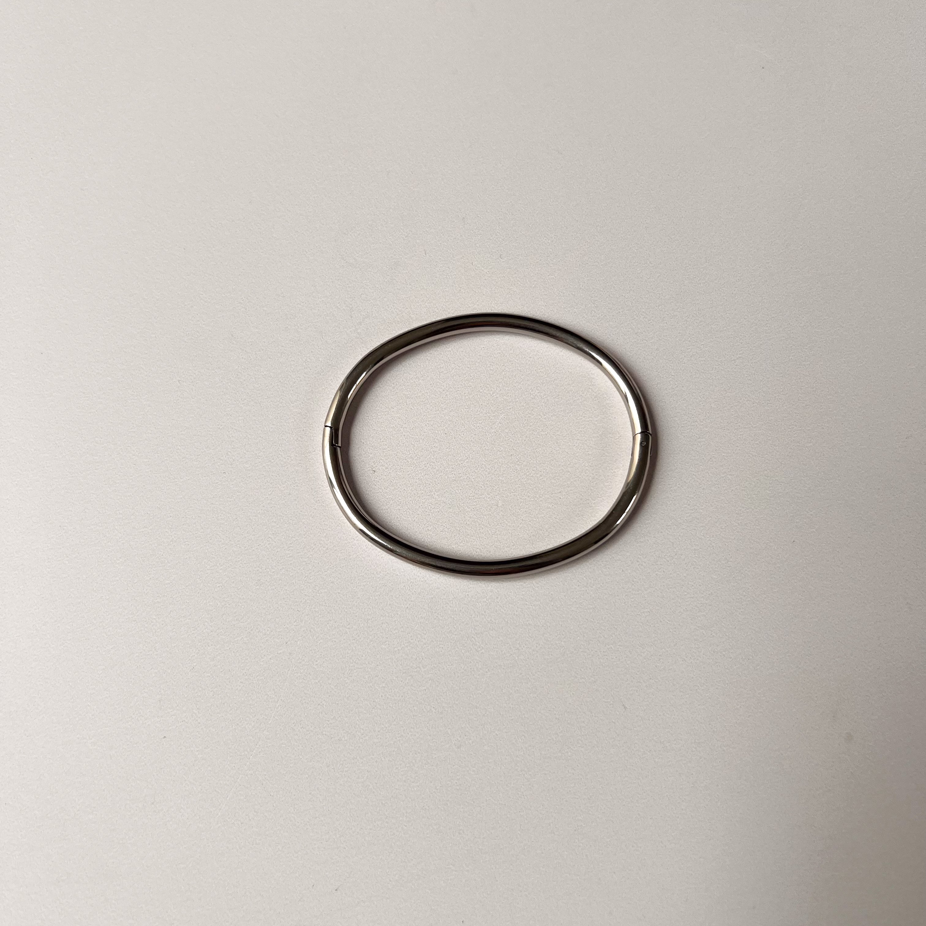 Pulsera Rígida Ovalada Con Bisagra