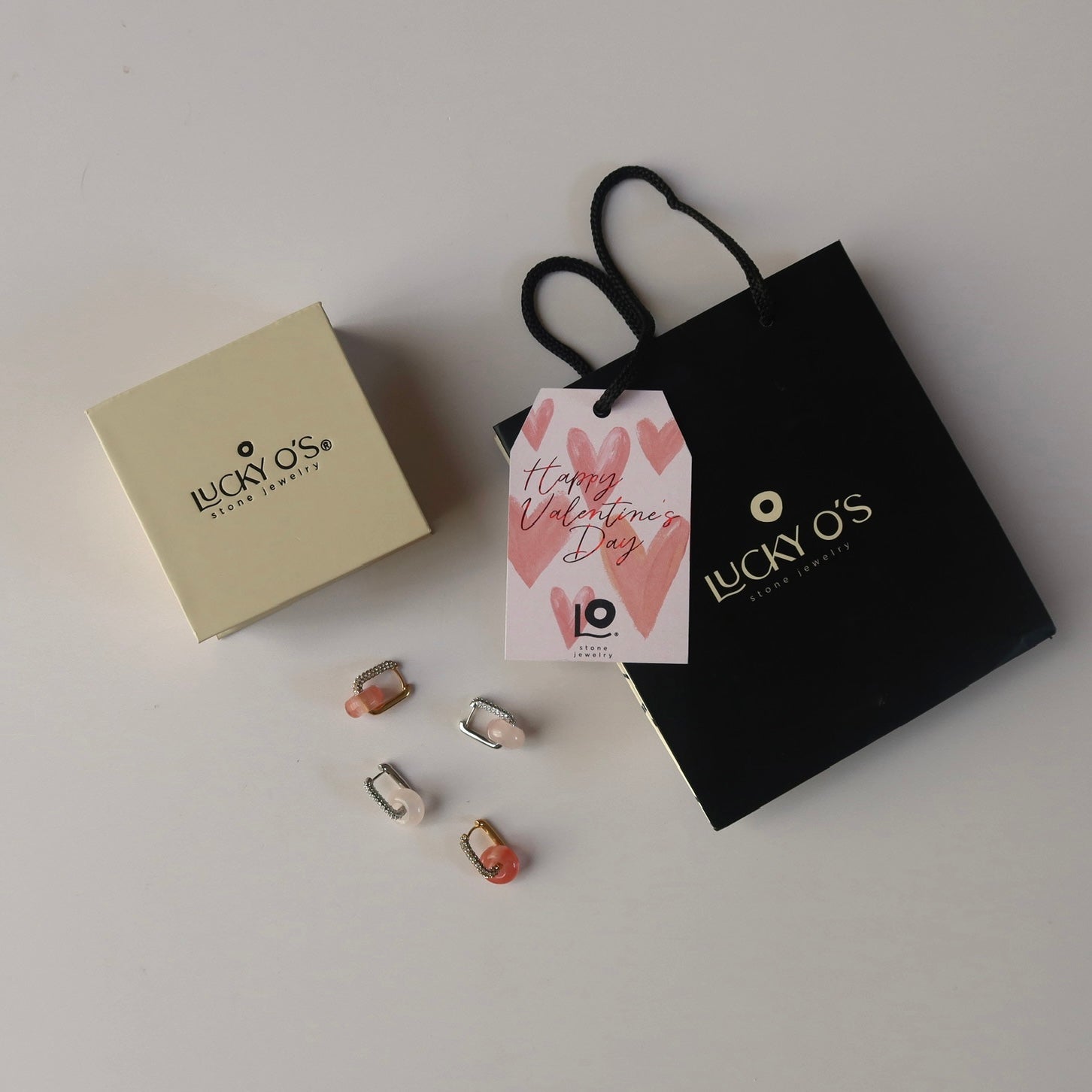 LUCKY EARRINGS: 2 pares de piedras medi + 2 pares de argollas