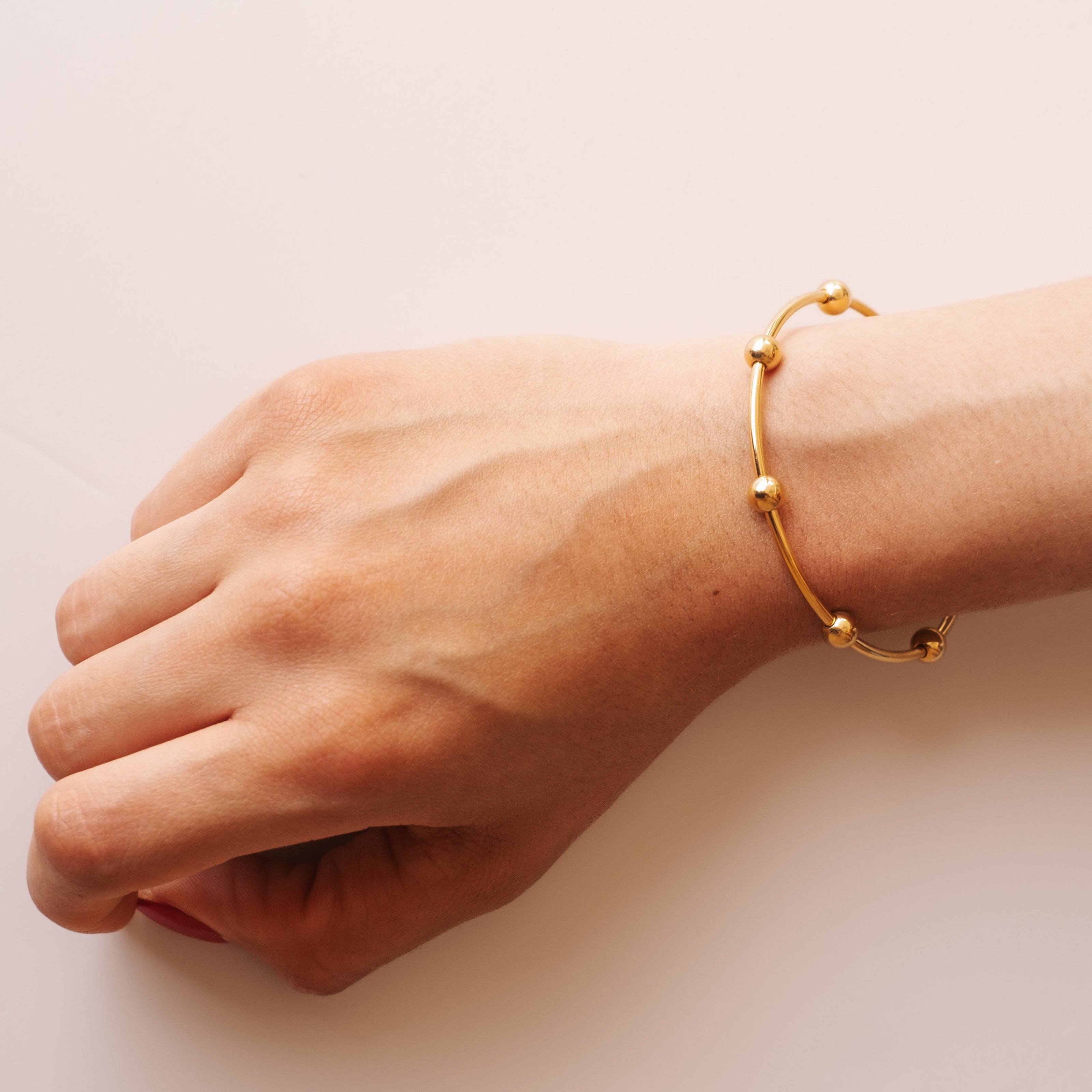 Pulsera Rígida Bolitas Dorada